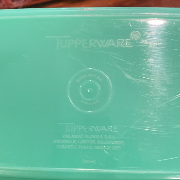 Tupperware Classic green bread keeper with removable grate. - Picture 3 of 7